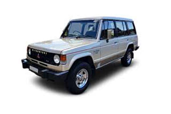 میتسوبیشی پاجرو 1988-1990 دستی چهار درب